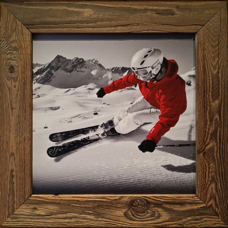 Tableau en Vieux Bois – Skieur Rouge N°2 50 x 50 cm Tableaux vieux bois meublespin.fr - mobilier et de décoration de style montagne ou chalet- meubles en pin, mobilier en bois massif de qualité, canapés convertibles - https://meublespin.fr