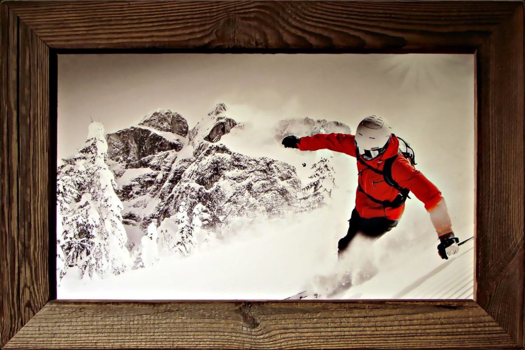 Tableau en Vieux Bois – Skieur Rouge 75 x 50 cm Tableaux vieux bois meublespin.fr - vente de mobilier et de décoration de style montagne ou chalet- vente de meubles en pin et canapés convertibles - https://meublespin.fr