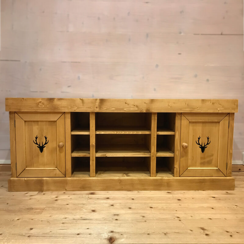 Meuble TV Cerf 2 Portes en Bois Pin Massif 180cm Meubles TV en Bois Massif meublespin.fr - mobilier et de décoration de style montagne ou chalet- meubles en pin, mobilier en bois massif de qualité, canapés convertibles - https://meublespin.fr