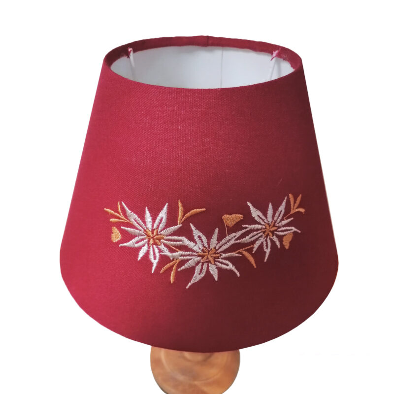 Lampe en bois. Motif Edelweiss Brodés – h40 – Ø 22.5 cm Lampes à poser meublespin.fr - mobilier et de décoration de style montagne ou chalet- meubles en pin, mobilier en bois massif de qualité, canapés convertibles - https://meublespin.fr