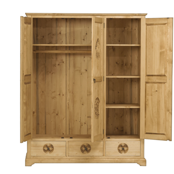 Armoire Sculptée 3 Portes et 3 Tiroirs en Pin Massif Armoires en bois massif meublespin.fr - vente de mobilier et de décoration de style montagne ou chalet- vente de meubles en pin et canapés convertibles - https://meublespin.fr