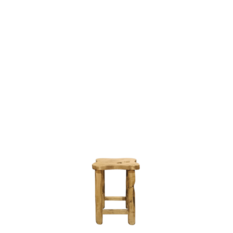 Tabouret carré travaillé avec cœurs en pin massif Chamonix meublespin.fr - mobilier et de décoration de style montagne ou chalet- meubles en pin, mobilier en bois massif de qualité, canapés convertibles - https://meublespin.fr
