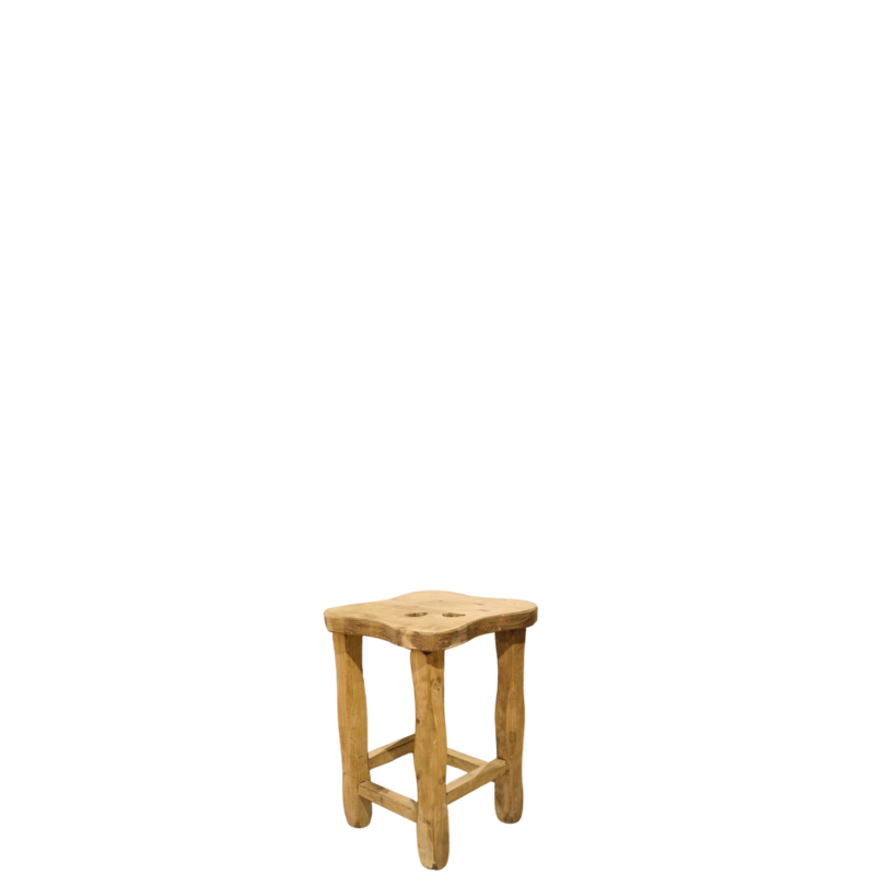 Tabouret carré travaillé avec cœurs en pin massif Chamonix meublespin.fr - mobilier et de décoration de style montagne ou chalet- meubles en pin, mobilier en bois massif de qualité, canapés convertibles - https://meublespin.fr