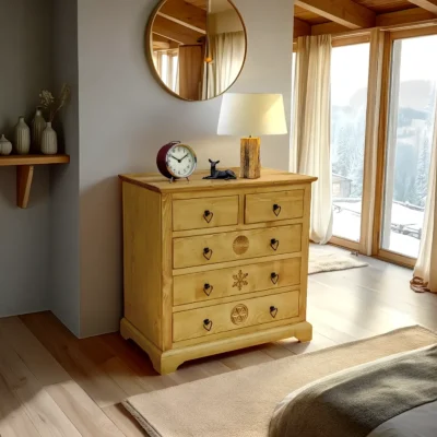 Commode 5 Tiroirs Sculptée en Pin Massif Chalet « Exclusivité WEB » Chalet meublespin.fr - mobilier et de décoration de style montagne ou chalet- meubles en pin, mobilier en bois massif de qualité, canapés convertibles - https://meublespin.fr