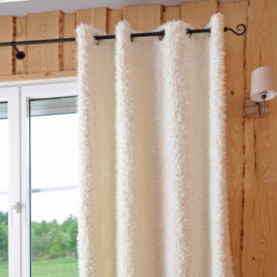 Rideau à oeillets Mouton Blanc Les Rideaux meublespin.fr - mobilier et de décoration de style montagne ou chalet- meubles en pin, mobilier en bois massif de qualité, canapés convertibles - https://meublespin.fr