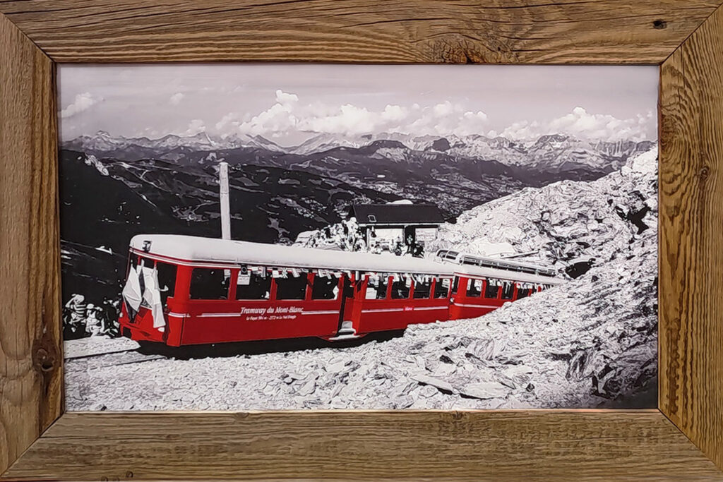 Tableau en Vieux Bois – Tramway 1 – 75 x 50 cm Tableaux vieux bois meublespin.fr - vente de mobilier et de décoration de style montagne ou chalet- vente de meubles en pin et canapés convertibles - https://meublespin.fr