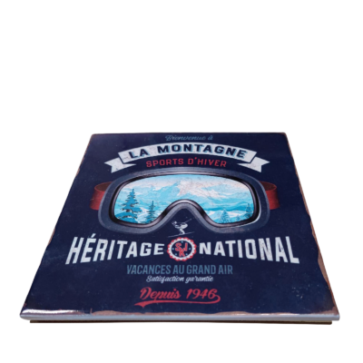 Dessous de plat – Bienvenue à la montagne – masque de ski – 20 x 20 cm Objets à poser meublespin.fr - mobilier et de décoration de style montagne ou chalet- meubles en pin, mobilier en bois massif de qualité, canapés convertibles - https://meublespin.fr