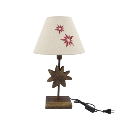 Lampe sculptée en bois ciré. Motif edelweiss brodé – h40 – Ø 22.5 cm Lampes à poser meublespin.fr - mobilier et de décoration de style montagne ou chalet- meubles en pin, mobilier en bois massif de qualité, canapés convertibles - https://meublespin.fr