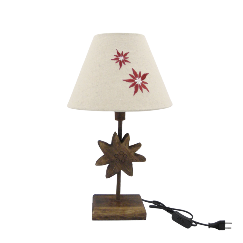Lampe sculptée en bois ciré. Motif edelweiss brodé – h40 – Ø 22.5 cm Lampes à poser meublespin.fr - mobilier et de décoration de style montagne ou chalet- meubles en pin, mobilier en bois massif de qualité, canapés convertibles - https://meublespin.fr