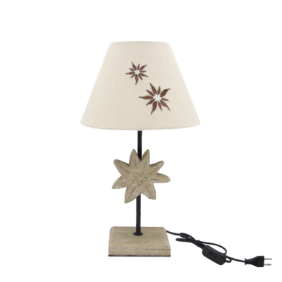 Lampe Sculptée en bois blanchi. Motif edelweiss brodé – h40 – Ø 22.5 cm Lampes à poser meublespin.fr - mobilier et de décoration de style montagne ou chalet- meubles en pin, mobilier en bois massif de qualité, canapés convertibles - https://meublespin.fr