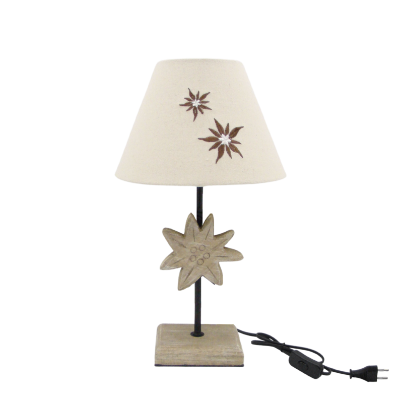 Lampe Sculptée en bois blanchi. Motif edelweiss brodé – h40 – Ø 22.5 cm Lampes à poser meublespin.fr - mobilier et de décoration de style montagne ou chalet- meubles en pin, mobilier en bois massif de qualité, canapés convertibles - https://meublespin.fr