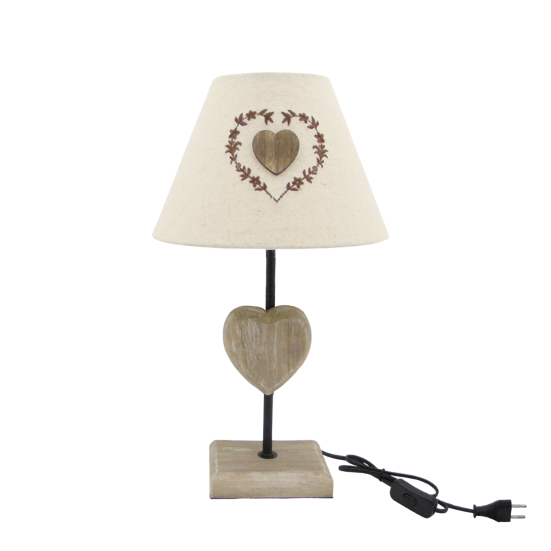 Lampe sculptée en bois blanchi. Motif cœur brodé – h40 – Ø 22.5 cm Lampes à poser meublespin.fr - mobilier et de décoration de style montagne ou chalet- meubles en pin, mobilier en bois massif de qualité, canapés convertibles - https://meublespin.fr