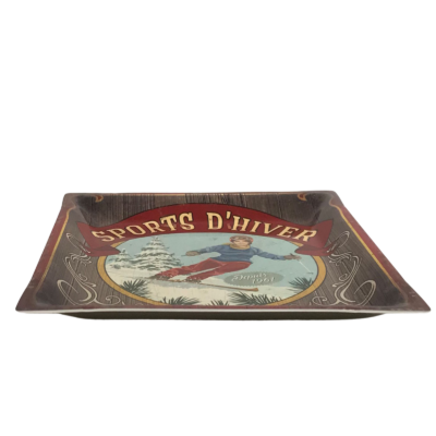 Vide Poche Métal – Sports d’hiver à la montagne 1961 – skieuse – 14 x 14 cm Objets à poser meublespin.fr - mobilier et de décoration de style montagne ou chalet- meubles en pin, mobilier en bois massif de qualité, canapés convertibles - https://meublespin.fr