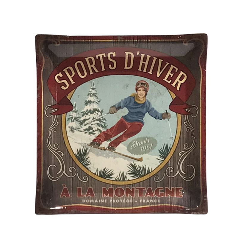Vide Poche Métal – Sports d’hiver à la montagne 1961 – skieuse – 14 x 14 cm Objets à poser meublespin.fr - mobilier et de décoration de style montagne ou chalet- meubles en pin, mobilier en bois massif de qualité, canapés convertibles - https://meublespin.fr