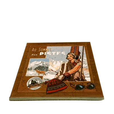 Dessous de plat – Au sommet de pistes – 20 x 20 cm Objets à poser meublespin.fr - mobilier et de décoration de style montagne ou chalet- meubles en pin, mobilier en bois massif de qualité, canapés convertibles - https://meublespin.fr
