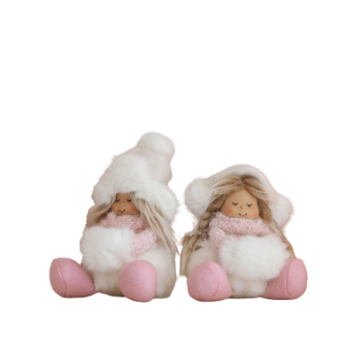 Filles assises chapeau fourrure – hauteur 16 cm Objets à poser meublespin.fr - mobilier et de décoration de style montagne ou chalet- meubles en pin, mobilier en bois massif de qualité, canapés convertibles - https://meublespin.fr