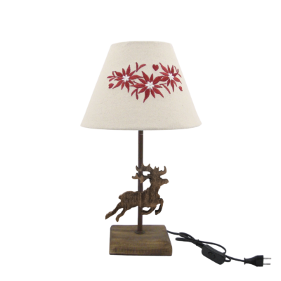 Lampe sculptée cerf en bois ciré. Edelweiss brodé – h40 – Ø 22.5 cm Lampes à poser meublespin.fr - mobilier et de décoration de style montagne ou chalet- meubles en pin, mobilier en bois massif de qualité, canapés convertibles - https://meublespin.fr