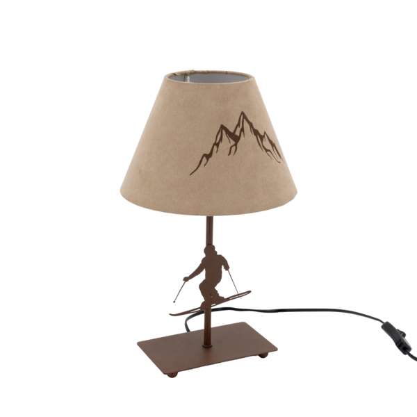 Lampe skieur en métal. Motif Montagne – h39 – Ø 22 cm Lampes à poser meublespin.fr - vente de mobilier et de décoration de style montagne ou chalet- vente de meubles en pin et canapés convertibles - https://meublespin.fr