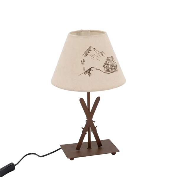 Lampe Skis en métal. Motif Chalet – h39 – Ø 22 cm Lampes à poser meublespin.fr - vente de mobilier et de décoration de style montagne ou chalet- vente de meubles en pin et canapés convertibles - https://meublespin.fr