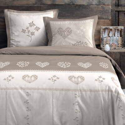 Housse de Couette et deux taies 100% Coton – Modane Taupe Les Housses de Couettes meublespin.fr - mobilier et de décoration de style montagne ou chalet- meubles en pin, mobilier en bois massif de qualité, canapés convertibles - https://meublespin.fr