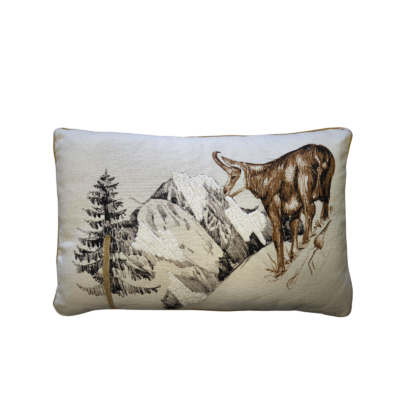 Coussin 60×40 – Wildforest – motif Chamois Plaids et coussins meublespin.fr - mobilier et de décoration de style montagne ou chalet- meubles en pin, mobilier en bois massif de qualité, canapés convertibles - https://meublespin.fr