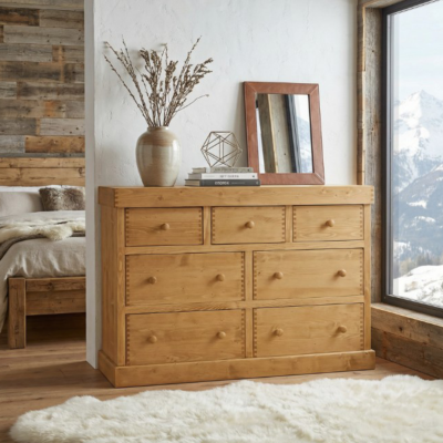 Commode 7 Tiroirs en Pin Massif Megève 140 cm Commodes en bois massif meublespin.fr - mobilier et de décoration de style montagne ou chalet- meubles en pin, mobilier en bois massif de qualité, canapés convertibles - https://meublespin.fr
