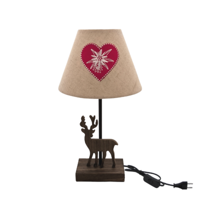 Lampe sculptée cerf couleur noyer. Coeur et Edelweiss brodés – h40 – Ø 22.5 cm Lampes à poser meublespin.fr - mobilier et de décoration de style montagne ou chalet- meubles en pin, mobilier en bois massif de qualité, canapés convertibles - https://meublespin.fr