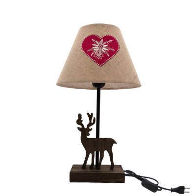 Lampe sculptée cerf couleur noyer. Coeur et Edelweiss brodés – h40 – Ø 22.5 cm Lampes à poser meublespin.fr - mobilier et de décoration de style montagne ou chalet- meubles en pin, mobilier en bois massif de qualité, canapés convertibles - https://meublespin.fr