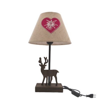 Lampe sculptée cerf couleur noyer. Coeur et Edelweiss brodés – h40 – Ø 22.5 cm - meublespin.fr - Lampes à poser Lampe sculptée cerf couleur noyer. Coeur et Edelweiss brodés – h40 – Ø 22.5 cm Lampes à poser meublespin.fr - mobilier et de décoration de style montagne ou chalet- meubles en pin, mobilier en bois massif de qualité, canapés convertibles - https://meublespin.fr
