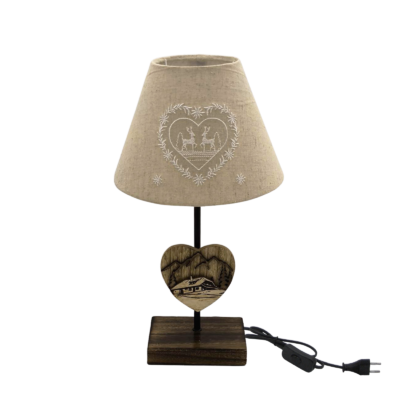 Lampe sculptée chalet en bois. Coeur et cerfs brodés – h40 – Ø 22.5 cm Lampes à poser meublespin.fr - mobilier et de décoration de style montagne ou chalet- meubles en pin, mobilier en bois massif de qualité, canapés convertibles - https://meublespin.fr
