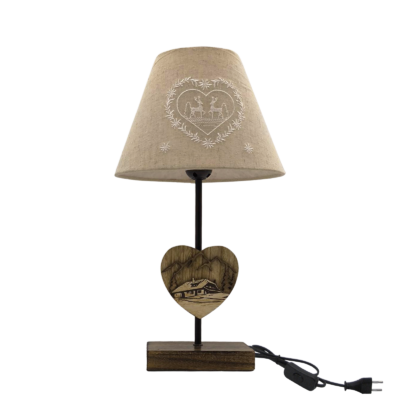 Lampe sculptée chalet en bois. Coeur et cerfs brodés – h40 – Ø 22.5 cm Lampes à poser meublespin.fr - mobilier et de décoration de style montagne ou chalet- meubles en pin, mobilier en bois massif de qualité, canapés convertibles - https://meublespin.fr