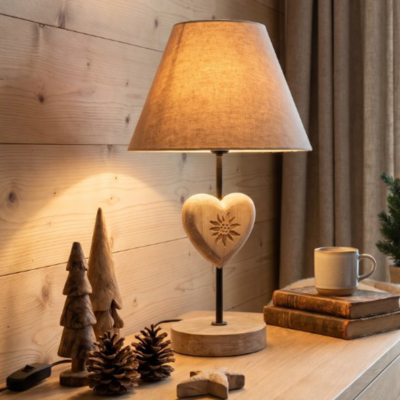 Lampe cœur en bois blanchi sculptée edelweiss – h40 – Ø 22 cm Lampes à poser meublespin.fr - mobilier et de décoration de style montagne ou chalet- meubles en pin, mobilier en bois massif de qualité, canapés convertibles - https://meublespin.fr