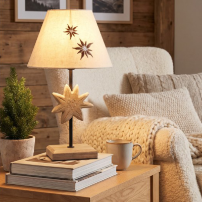 Lampe Sculptée en bois blanchi. Motif edelweiss brodé – h40 – Ø 22.5 cm Lampes à poser meublespin.fr - mobilier et de décoration de style montagne ou chalet- meubles en pin, mobilier en bois massif de qualité, canapés convertibles - https://meublespin.fr
