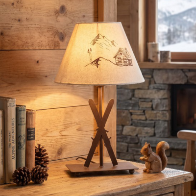 Lampe Skis en métal. Motif Chalet – h39 – Ø 22 cm Lampes à poser meublespin.fr - mobilier et de décoration de style montagne ou chalet- meubles en pin, mobilier en bois massif de qualité, canapés convertibles - https://meublespin.fr