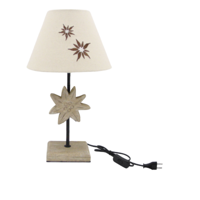 Lampe Sculptée en bois blanchi. Motif edelweiss brodé – h40 – Ø 22.5 cm Lampes à poser meublespin.fr - mobilier et de décoration de style montagne ou chalet- meubles en pin, mobilier en bois massif de qualité, canapés convertibles - https://meublespin.fr