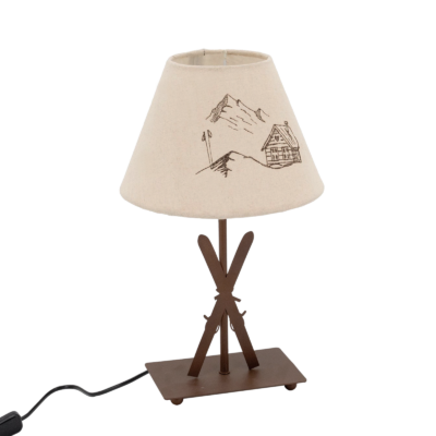 Lampe Skis en métal. Motif Chalet – h39 – Ø 22 cm Lampes à poser meublespin.fr - mobilier et de décoration de style montagne ou chalet- meubles en pin, mobilier en bois massif de qualité, canapés convertibles - https://meublespin.fr