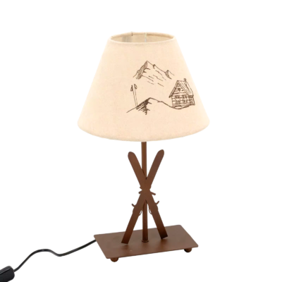 Lampe Skis en métal. Motif Chalet – h39 – Ø 22 cm Lampes à poser meublespin.fr - mobilier et de décoration de style montagne ou chalet- meubles en pin, mobilier en bois massif de qualité, canapés convertibles - https://meublespin.fr