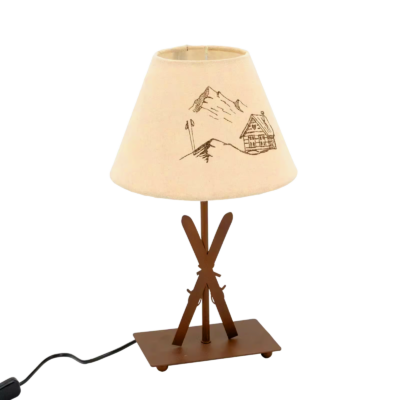 Lampe Skis en métal. Motif Chalet – h39 – Ø 22 cm Lampes à poser meublespin.fr - mobilier et de décoration de style montagne ou chalet- meubles en pin, mobilier en bois massif de qualité, canapés convertibles - https://meublespin.fr
