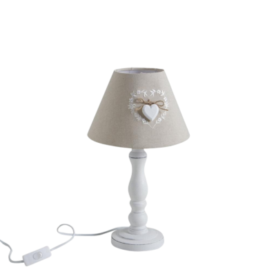 Lampe en bois blanc. Motif cœur brodé et coeur en bois- h40 – Ø 22.5 cm Lampes à poser meublespin.fr - mobilier et de décoration de style montagne ou chalet- meubles en pin, mobilier en bois massif de qualité, canapés convertibles - https://meublespin.fr