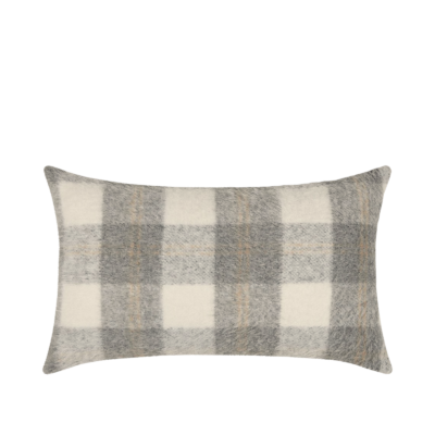 Coussin 50×35 cm – motif à carreaux – Gresy gris - meublespin.fr - Plaids et coussins Coussin 50×35 cm – motif à carreaux – Gresy gris Plaids et coussins meublespin.fr - mobilier et de décoration de style montagne ou chalet- meubles en pin, mobilier en bois massif de qualité, canapés convertibles - https://meublespin.fr