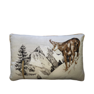 Coussin 60×40 – Wildforest – motif Chamois - meublespin.fr - Plaids et coussins Coussin 60×40 – Wildforest – motif Chamois Plaids et coussins meublespin.fr - mobilier et de décoration de style montagne ou chalet- meubles en pin, mobilier en bois massif de qualité, canapés convertibles - https://meublespin.fr